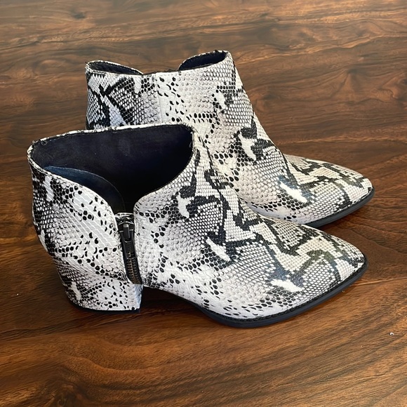 NWT Seychelles Chaparral Ankle Bootie Embossed Snake Print Black White P… - Picture 3 of 10